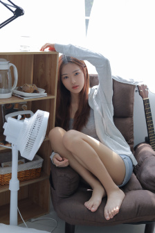 男人一边亲一边摸女人